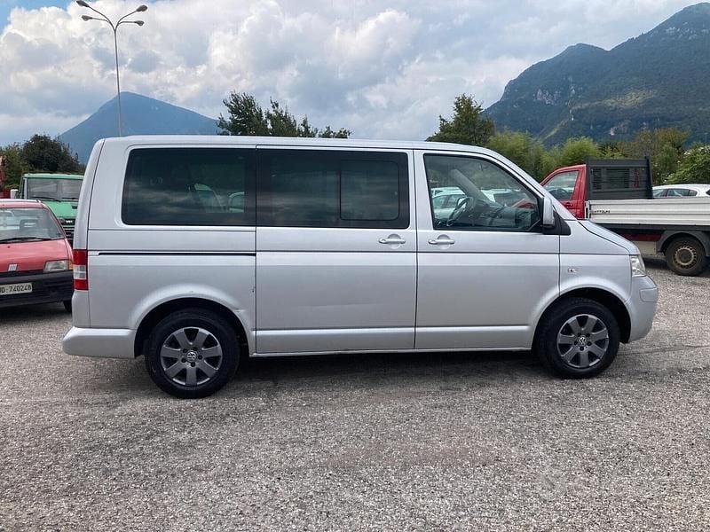 Usata VW Multivan Highline 130 CV (95 kW) 2008 Grigio Furgone