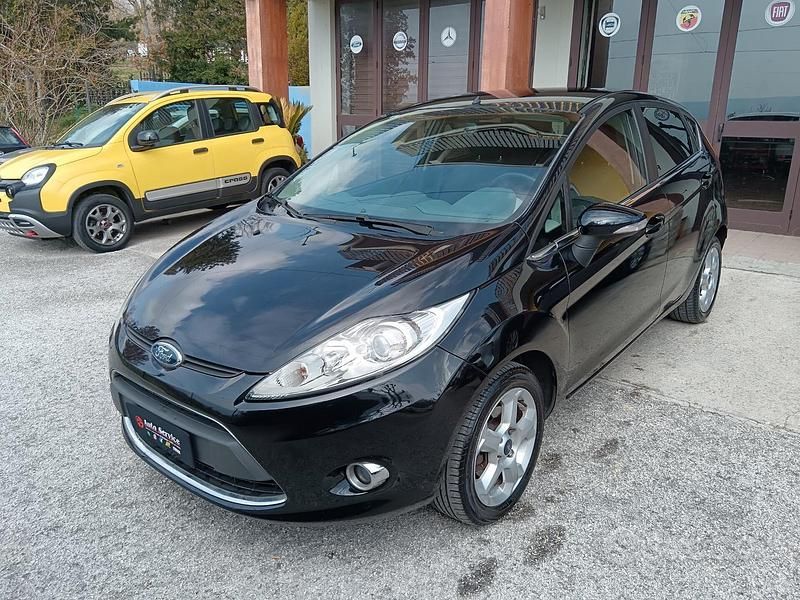 Usata Ford Fiesta Titanium 68 CV (50 kW) 2010 Nero Utilitaria
