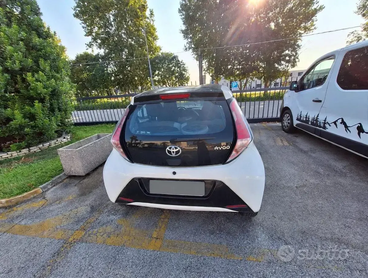 Usata Toyota Aygo 69 CV (50 kW) 2017 Bianco Utilitaria