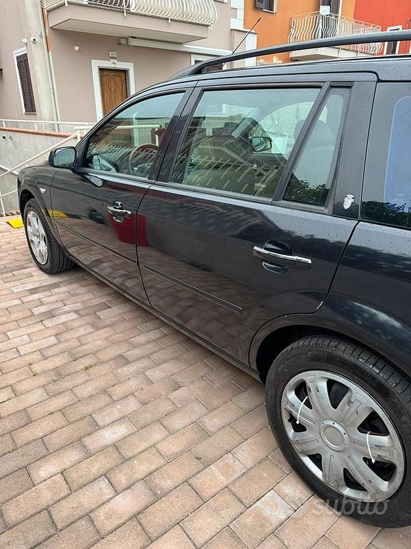 Usata Ford Mondeo Ghia 131 CV (96 kW) 2004 Nero Station wagon