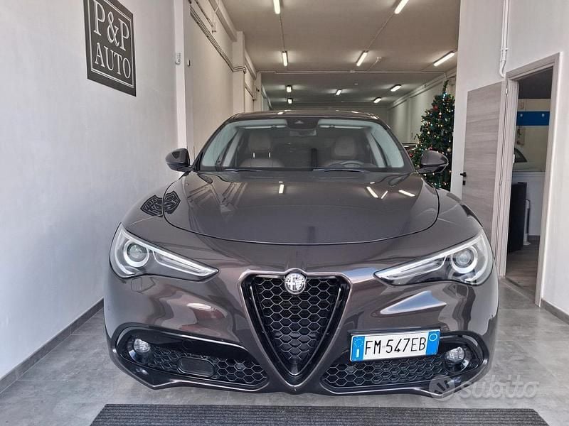Marrone Usata 2017 Alfa Romeo Stelvio Super SUV | 17.500 € (Buon prezzo) - Immagine 1/4