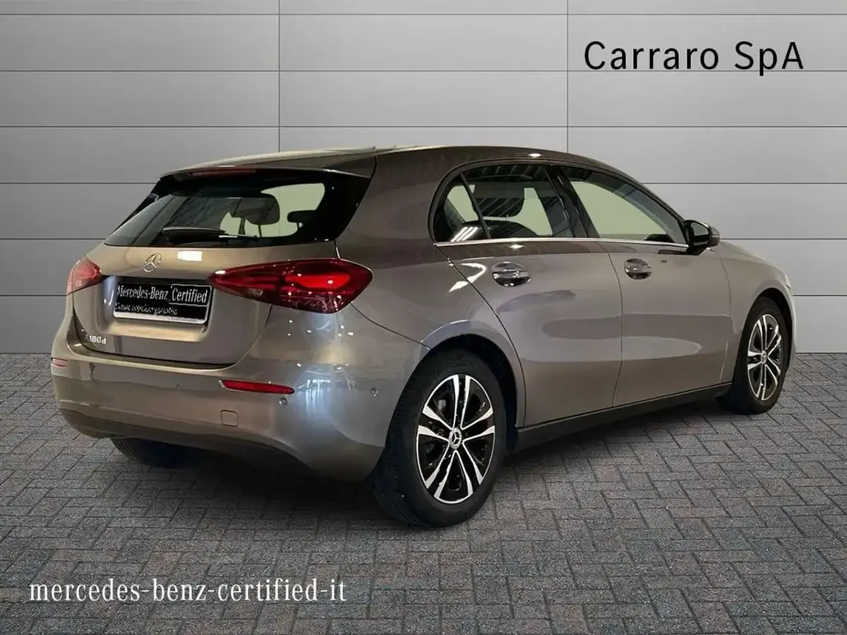 Usata Mercedes A180 Advanced 116 CV (85 kW) 2023 Grigio montagna Berlina