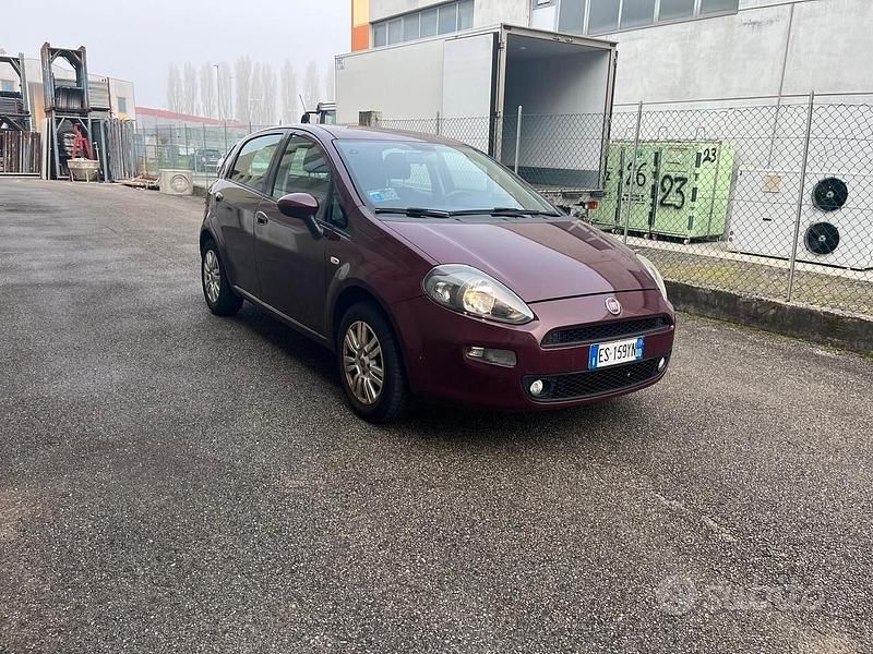 Usata Fiat Punto Lounge 69 CV (50 kW) 2014 Rosso Utilitaria