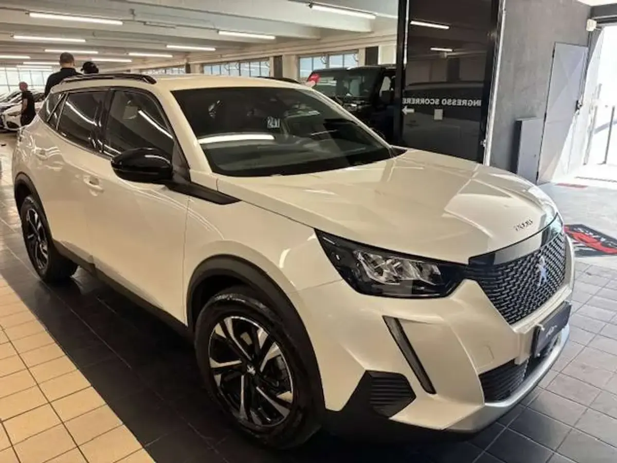 Usata Peugeot 2008 Allure 131 CV (96 kW) 2023 Bianco SUV