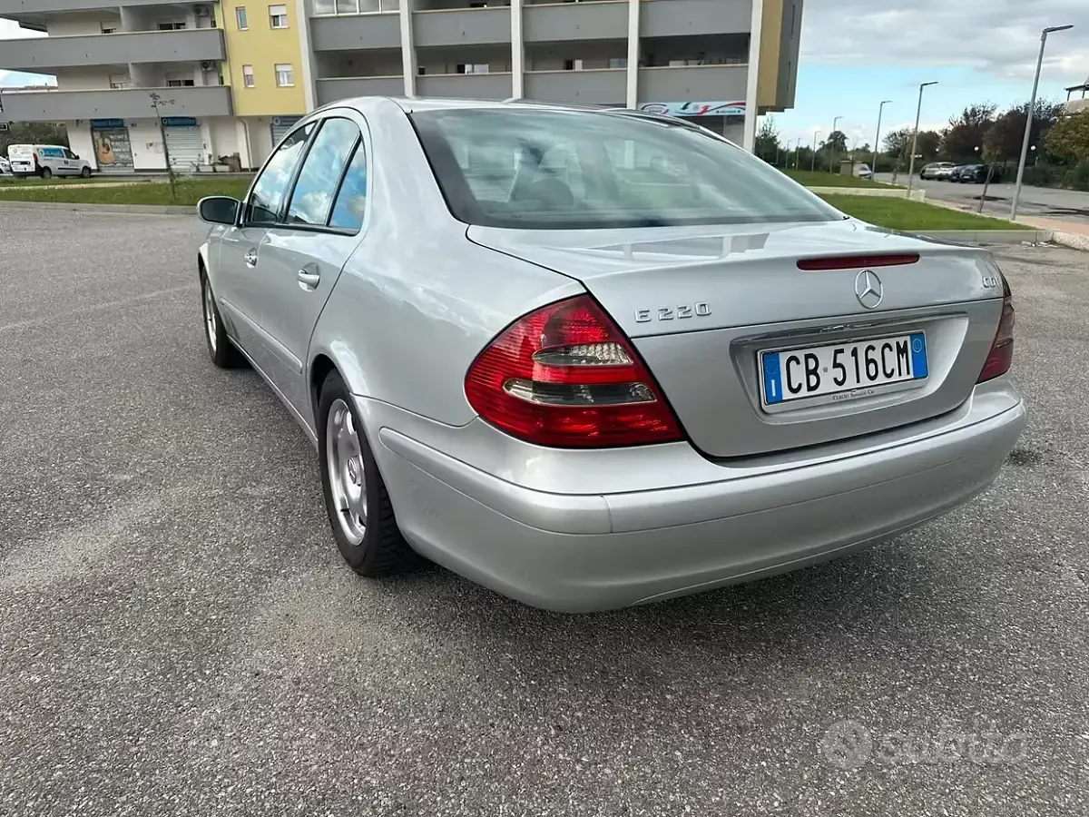 Usata Mercedes E220 Classic 150 CV (110 kW) 2002 Grigio Berlina