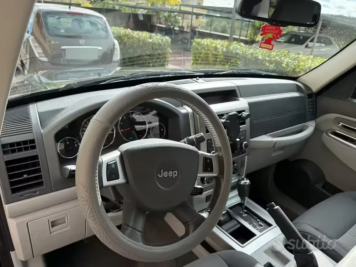 Usata Jeep Cherokee 177 CV (130 kW) 2009 Nero SUV