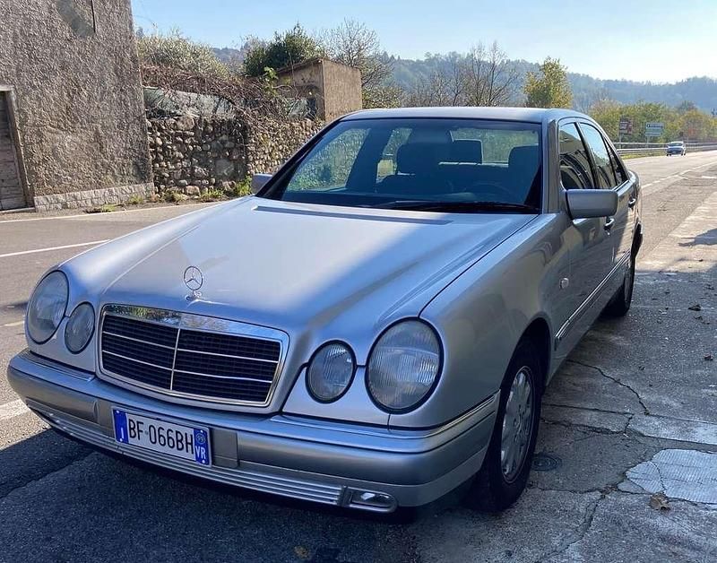Occasion Mercedes E200 136 ch (100 kW) 1998 Argent Berline