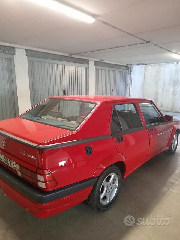 Usata Alfa Romeo 75 148 CV (108 kW) 1993 Rosso Berlina