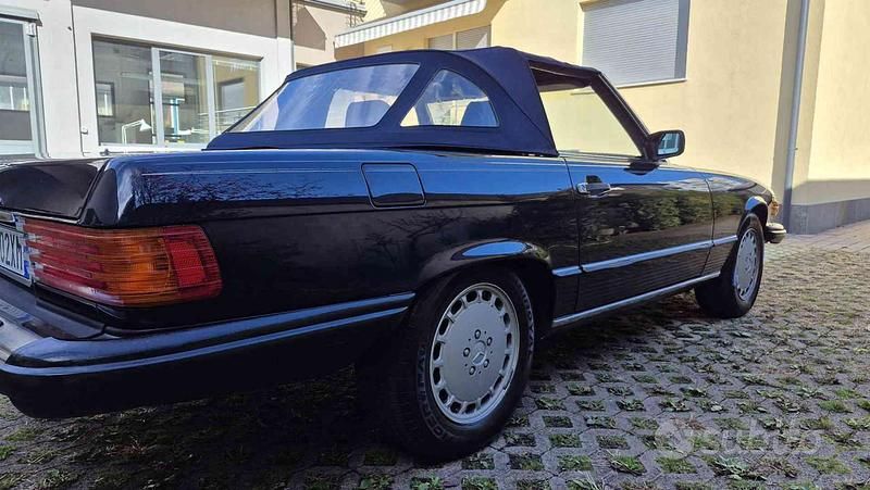 Usata Mercedes 560 245 CV (180 kW) 1988 Blu pastello Cabrio
