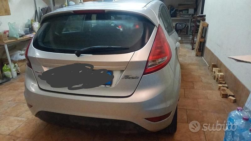 Usata Ford Fiesta 70 CV (51 kW) 2009 Grigio Utilitaria