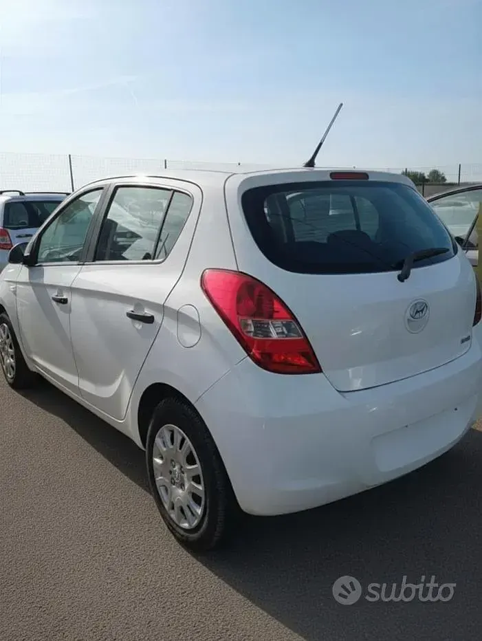Usata Hyundai i20 Edition 75 CV (55 kW) 2012 Bianco Utilitaria