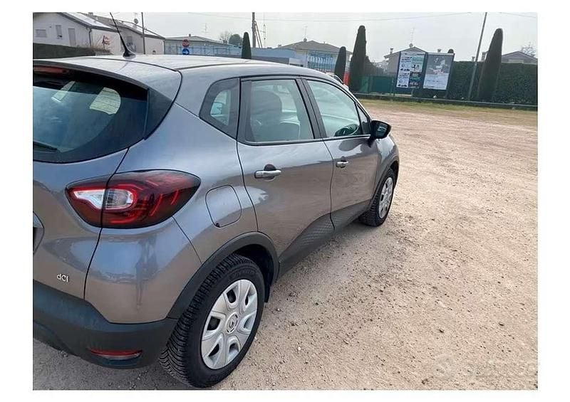Usata Renault Captur Life 90 CV (66 kW) 2017 Grigio SUV
