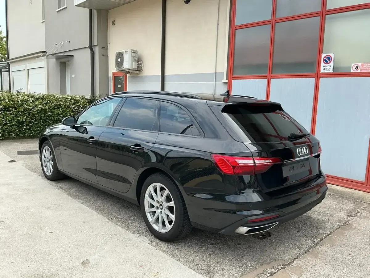 Usado Audi A4 149 CV (109 kW) 2022 Negro Familiar