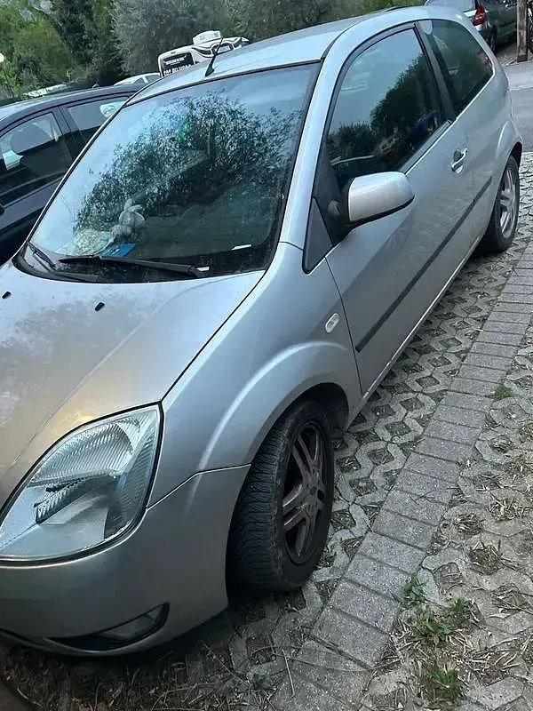 Usata Ford Fiesta Ghia 75 CV (55 kW) 2005 Grigio Utilitaria