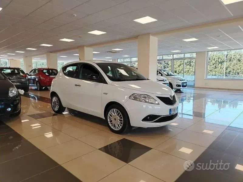 Usata Lancia Ypsilon Gold 95 CV (69 kW) 2016 Bianco Utilitaria
