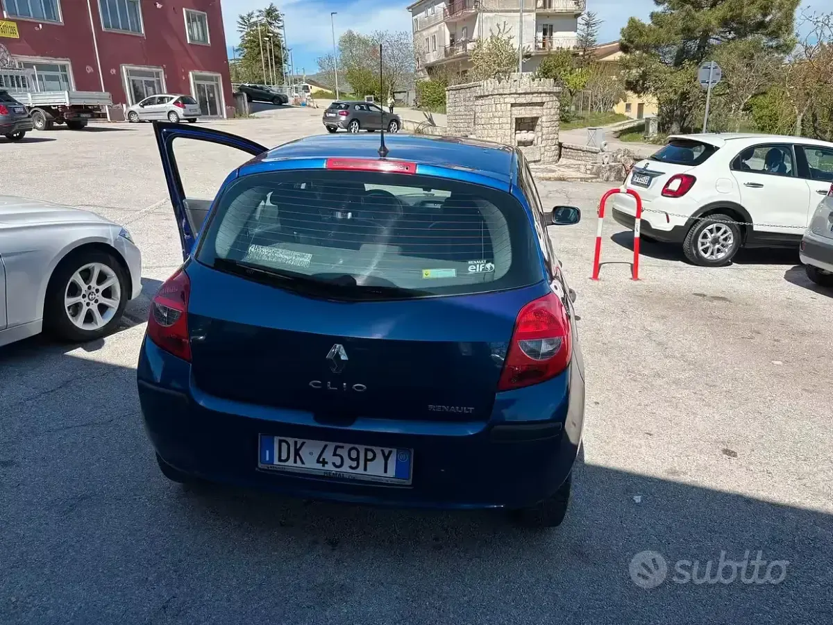 Usata Renault Clio II Dynamique 75 CV (55 kW) 2007 Blu Berlina