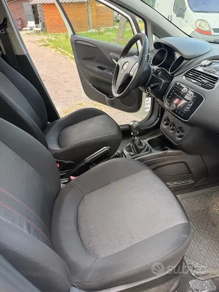 Usata Fiat Punto Lounge 69 CV (50 kW) 2013 Bianco Utilitaria