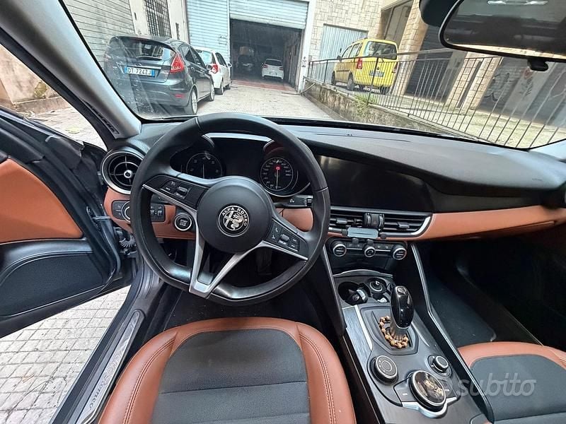 Usata Alfa Romeo Giulia 150 CV (110 kW) 2018 Grigio Berlina