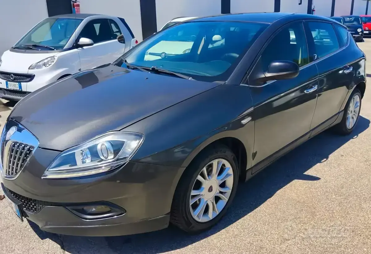 Usata Lancia Delta 120 CV (88 kW) 2010 Grigio Utilitaria