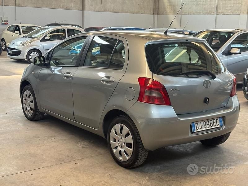 Usata Toyota Yaris Sol 69 CV (50 kW) 2008 Grigio Utilitaria