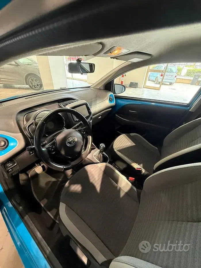 Usata Toyota Aygo Connect Style 72 CV (52 kW) 2020 Blu Utilitaria