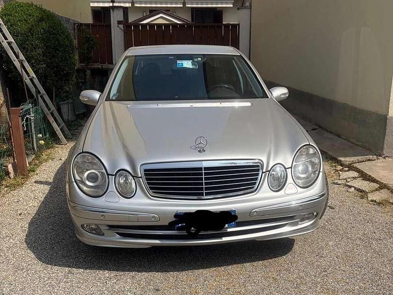Usata Mercedes E270 Avantgarde 177 CV (130 kW) 2002 Argento Berlina