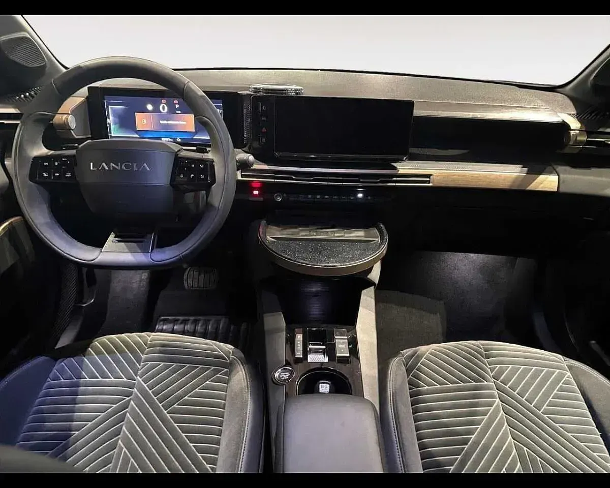 Usata Lancia Ypsilon 101 CV (74 kW) 2025 Nero Utilitaria