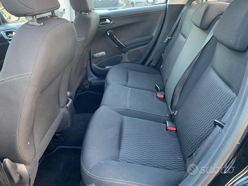 Usata Peugeot 208 82 CV (60 kW) 2016 Nero Utilitaria