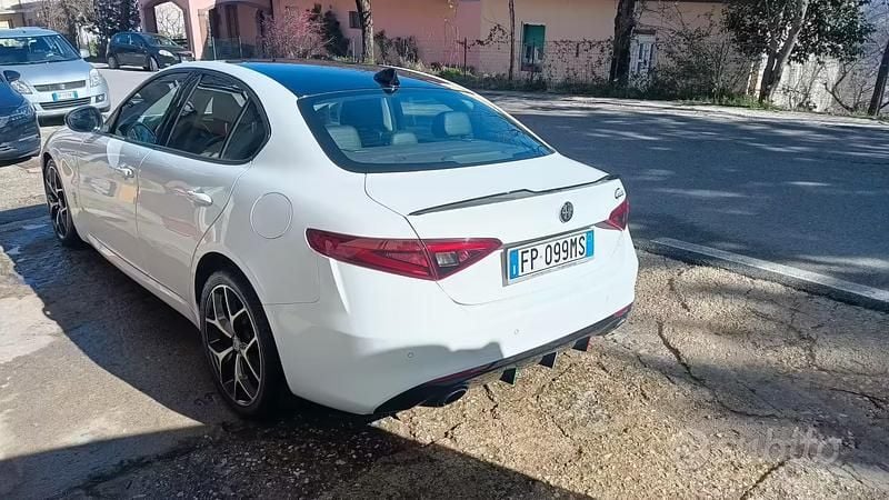 Begagnad Alfa Romeo Giulia 150 HK (110 kW) 2018 Vit Sedan