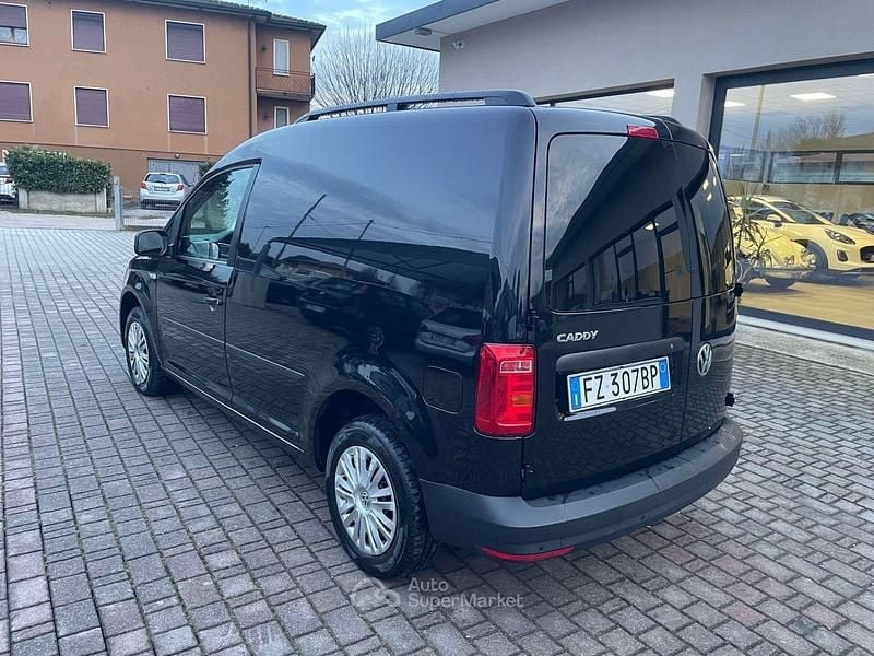 Usata VW Caddy Comfortline 102 CV (75 kW) 2020 Nero Monovolume