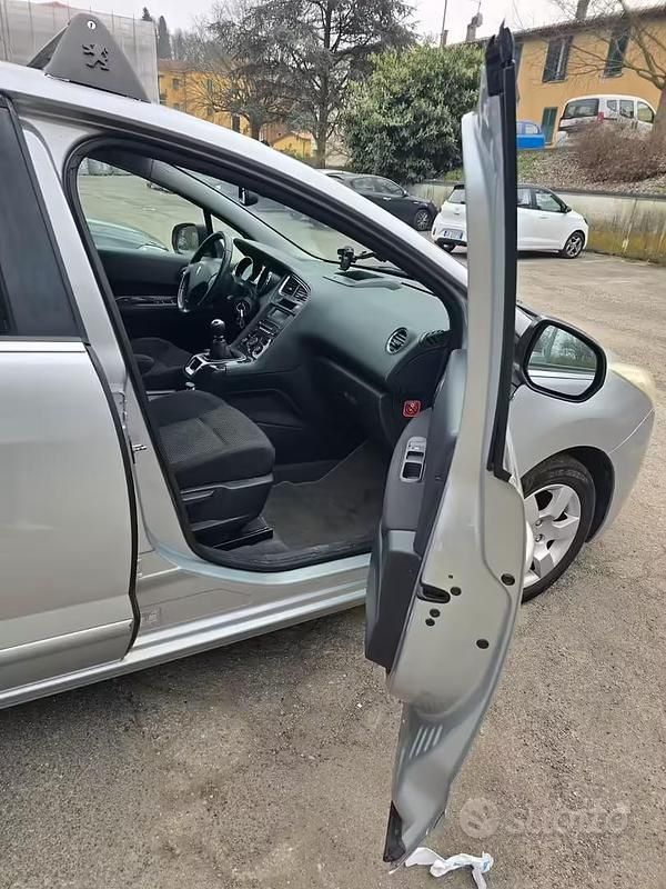 Usata Peugeot 5008 112 CV (82 kW) 2011 Grigio Monovolume