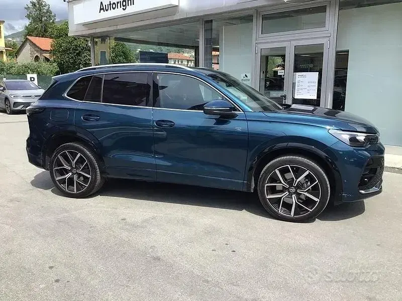 Usata VW Tiguan R-line 193 CV (141 kW) 2024 Blu SUV
