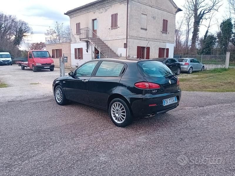 Usata Alfa Romeo 147 Progression 104 CV (76 kW) 2007 Nero Utilitaria