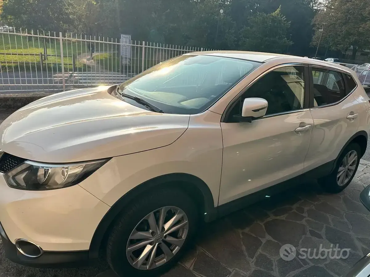 Usata Nissan Qashqai Acenta 110 CV (80 kW) 2015 Bianco SUV