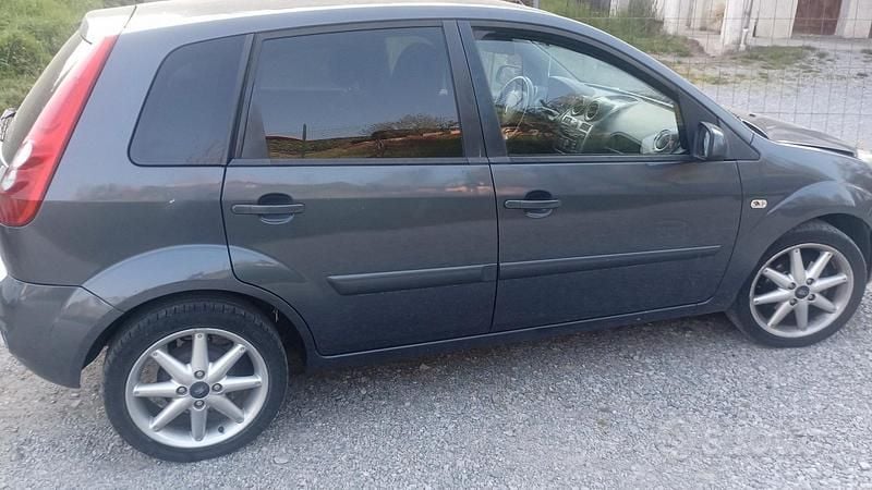 Usata Ford Fiesta 73 CV (53 kW) 2007 Utilitaria