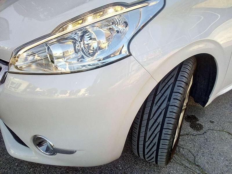 Usata Peugeot 208 Allure 92 CV (67 kW) 2014 Bianco Utilitaria