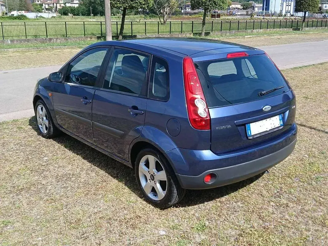 Usata Ford Fiesta Titanium 68 CV (50 kW) 2005 Blu/azzurro Utilitaria