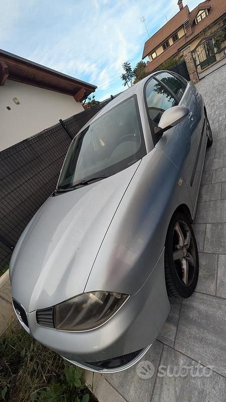 Grigio Usata 2007 Seat Ibiza Tre volumi | 2000 € (Buon prezzo) - Immagine 1/4