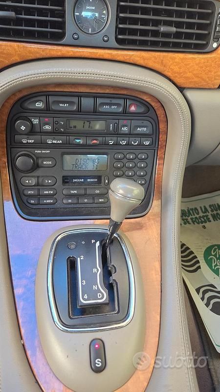 Usata Jaguar XJ8 211 CV (155 kW) 1997 Verde Berlina