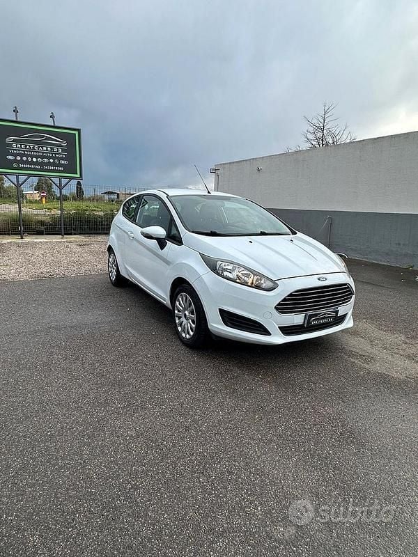 Usata Ford Fiesta 80 CV (58 kW) 2014 Bianco Utilitaria
