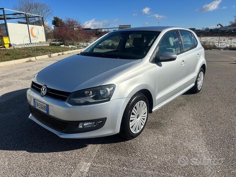 Grigio Usata 2012 VW Polo Tre volumi | 5400 € (Buon prezzo) - Immagine 1/4