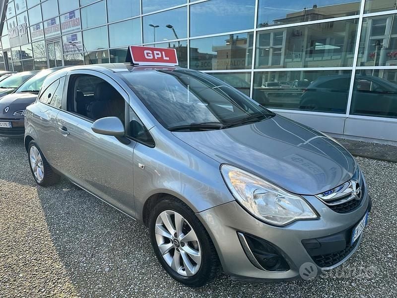 Usata Opel Corsa 85 CV (62 kW) 2012 Grigio Utilitaria
