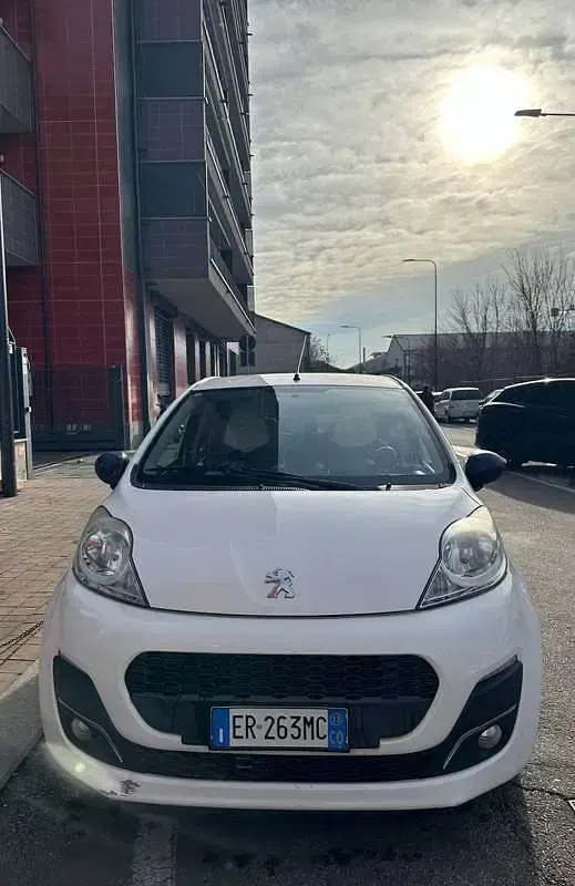 Usata Peugeot 107 68 CV (50 kW) 2013 Bianco Utilitaria