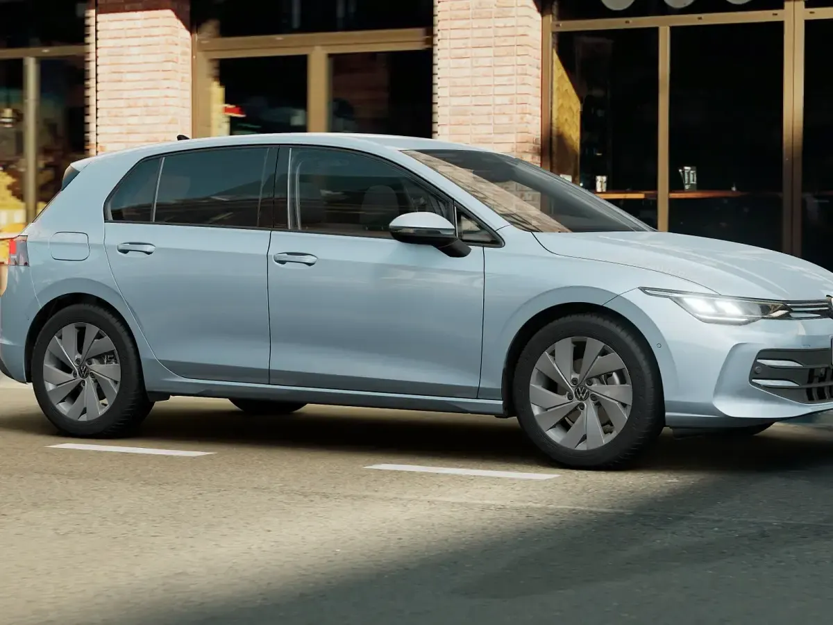Nuova VW Golf VIII Edition 150 CV (110 kW) 2026 Crystal ice blue metallizzato Berlina