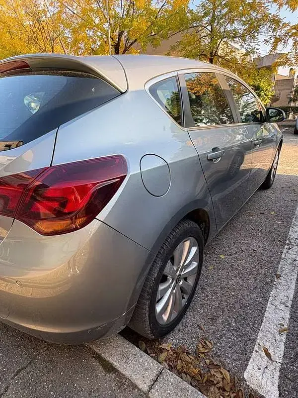 Usata Opel Astra 116 CV (85 kW) 2011 Grigio