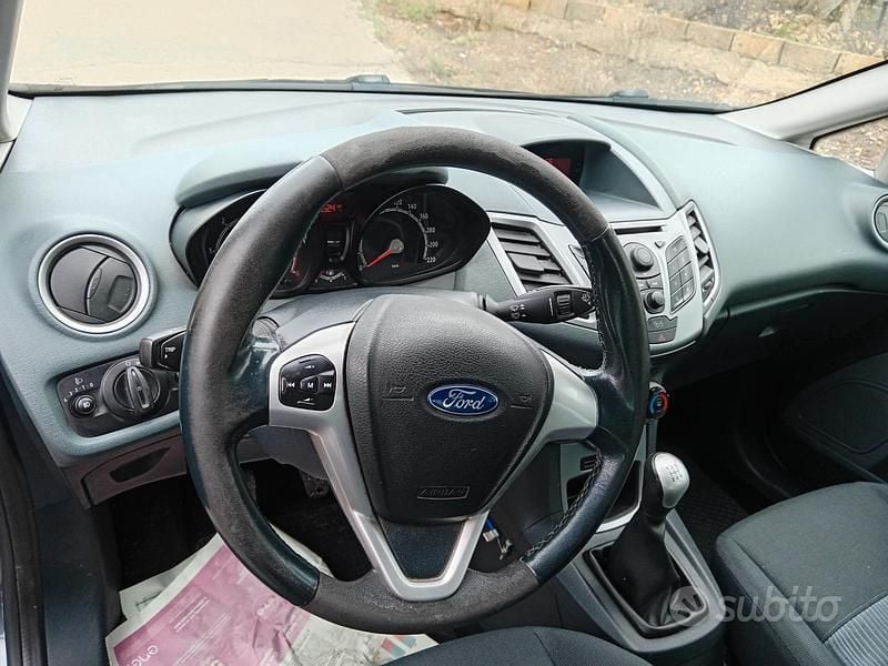 Usata Ford Fiesta Titanium 95 CV (69 kW) 2010 Blu Berlina