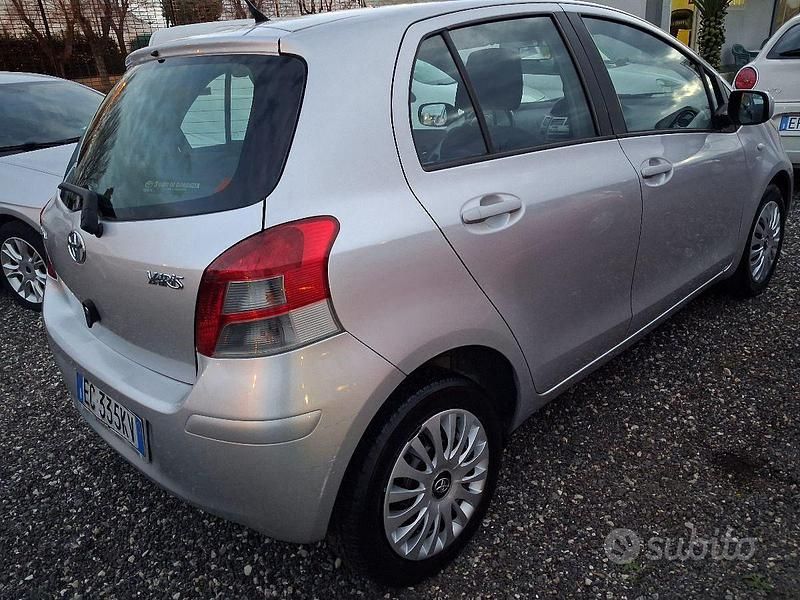 Usata Toyota Yaris Sol 90 CV (66 kW) 2010 Grigio Utilitaria