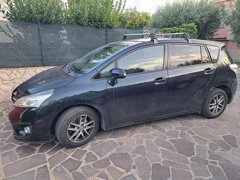 Blu/azzurro Usata 2015 Toyota Verso Active Monovolume | 9000 € (Buon prezzo) - Immagine 1/4