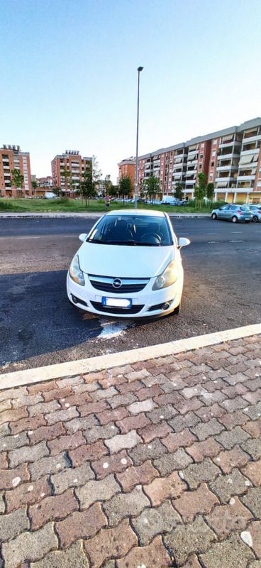 Bianco Usata 2011 Opel Corsa Utilitaria | 2900 € (Ottimo prezzo) - Immagine 1/3