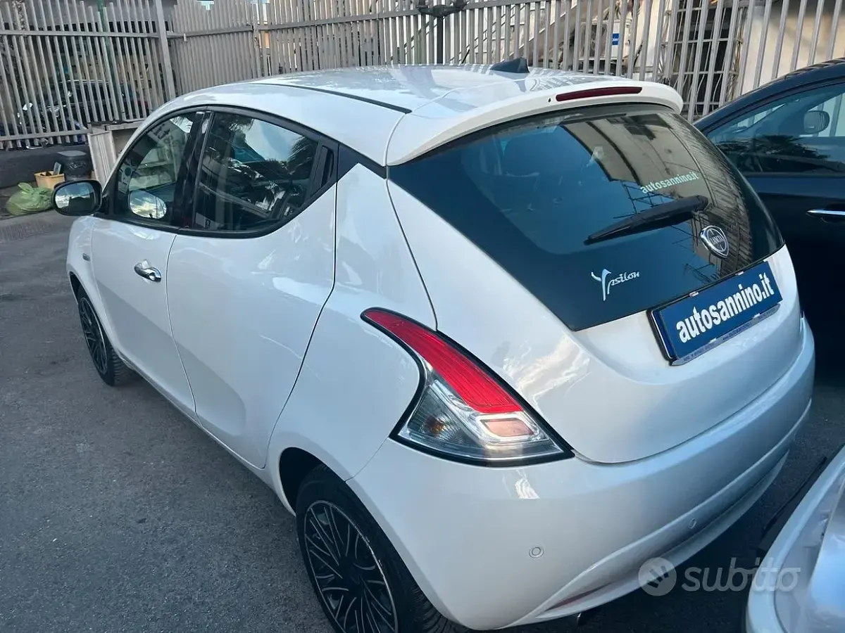Usata Lancia Ypsilon Gold 69 CV (50 kW) 2022 Bianco Utilitaria